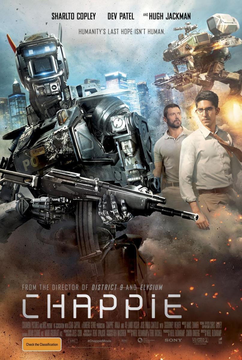 Poster de la pelicula Chappie donde se observan dos robots con armas y dos hombres