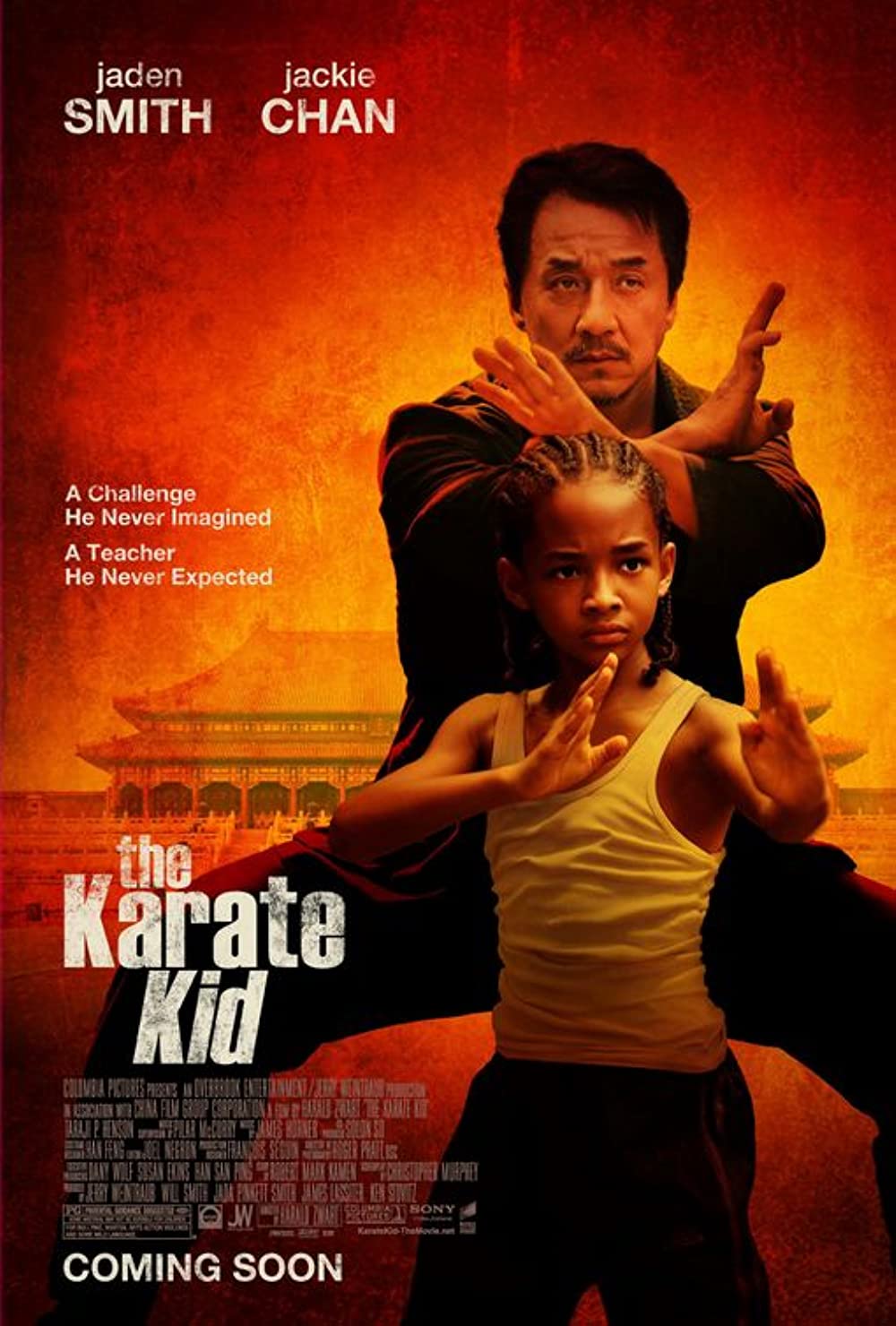 Poster de la pelicula Karate Kid donde se observa a un hombre y a un niño en posición de karate