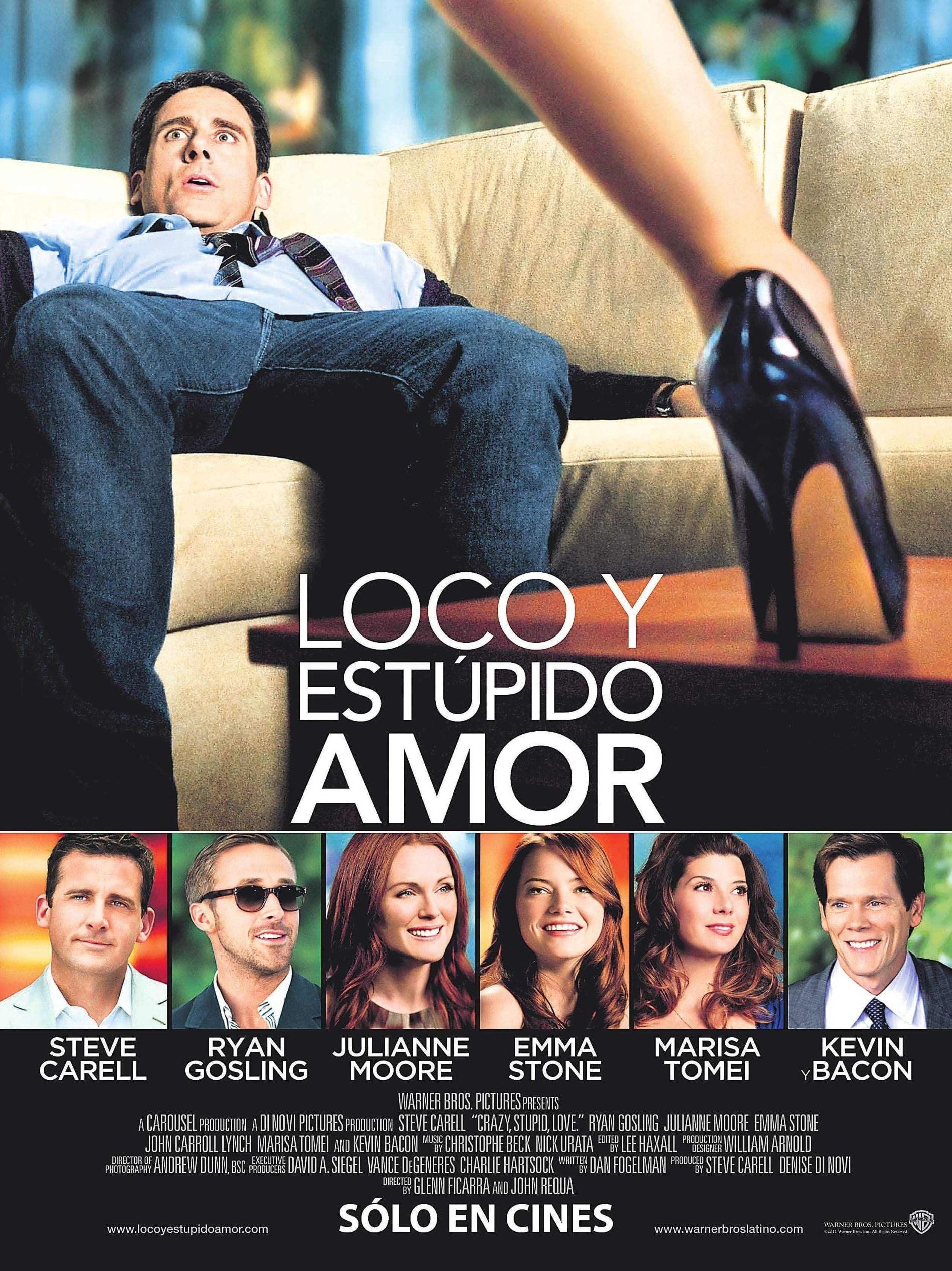 Poster de la pelicula Loco y estupido amor donde se observa al cast y a un hombre sentado en un sillón