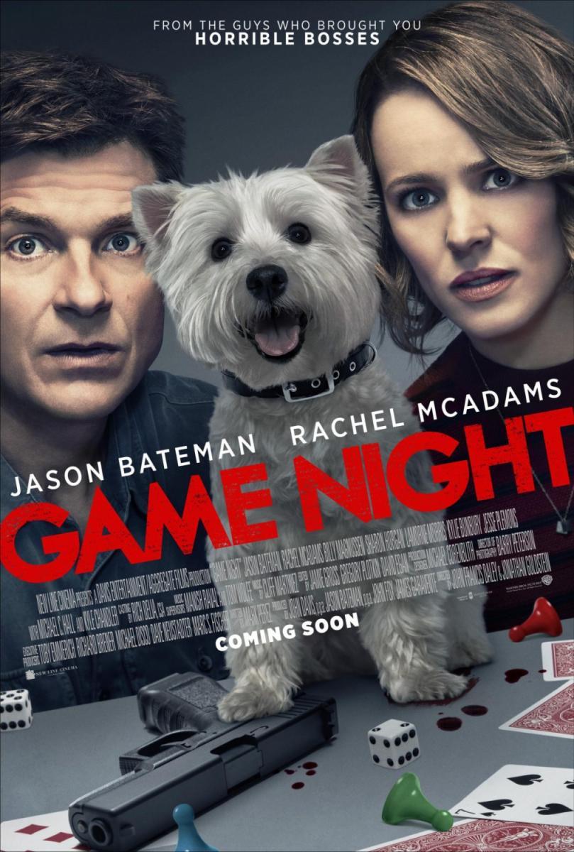 Poster de la pelicula Noche de juegos donde se observa a un hombre, una mujer y un perro encima de una mesa con cartas